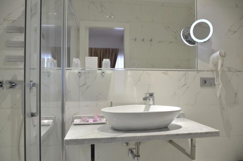 Bathroom 4, Hostal Regional, Madrid