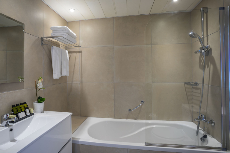 Bathroom 5, Leonardo Laura Beach & Splash Resort