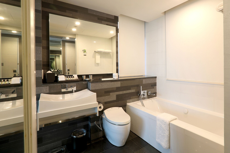 Bathroom 5, Quincy Hotel Singapore, Singapura
