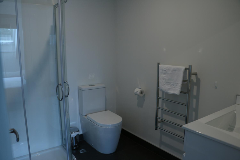Bathroom 3, MCM Motel, Christchurch