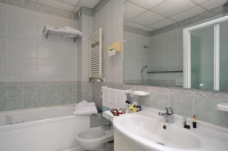 Bathroom 3, De France, Rimini