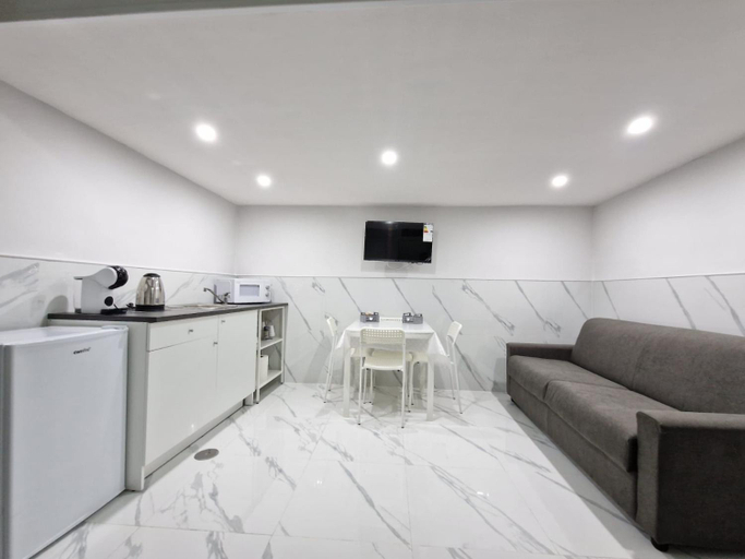 2, House Angiolina, Napoli