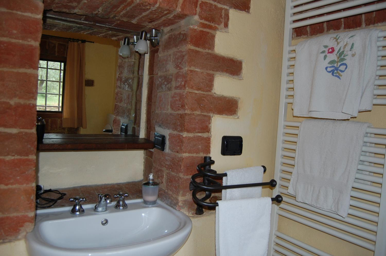 Bathroom 4, Podere Campovecchio, Siena