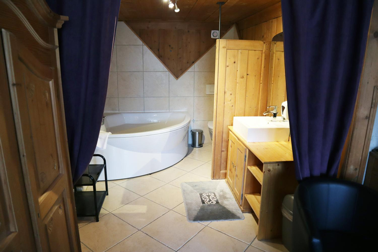 Bathroom 10