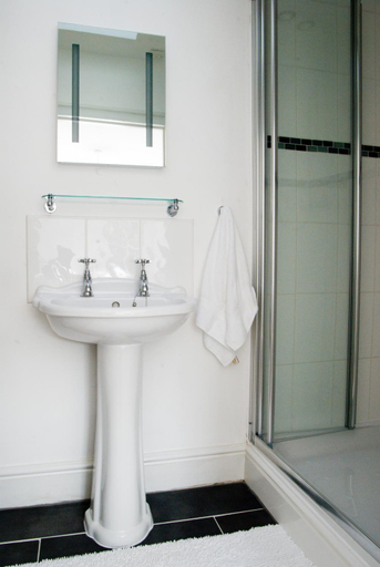 Bathroom 3, Bronfelin & Troed-y-Rhiw Holiday Cottages, Powys