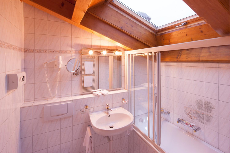 Others 2, Cheminee , Hotel Garni, Visp