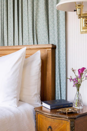Bedroom, Seven Gables Inn, Monterey