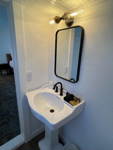 Bathroom 3, The Seaview Cottages, Pacific