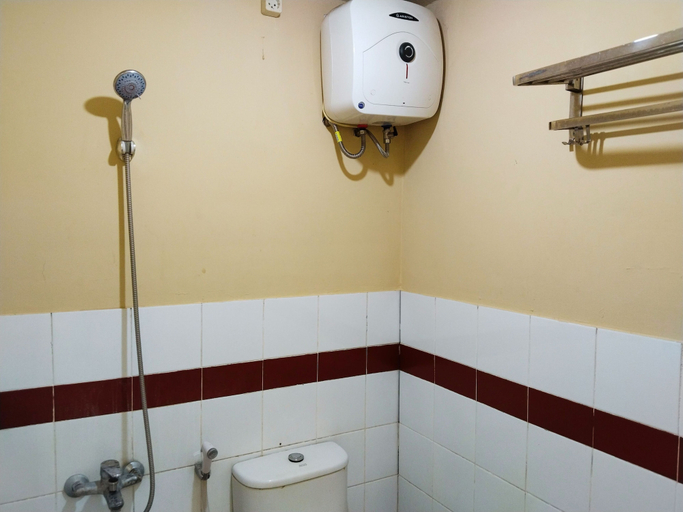 Bathroom 5, Amerta Room Apartemen Mutiara by Cocotel, Bekasi