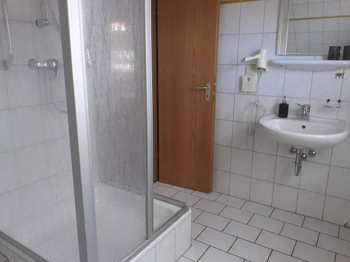 Bathroom 2, Weinhaus Hotel, Aurich