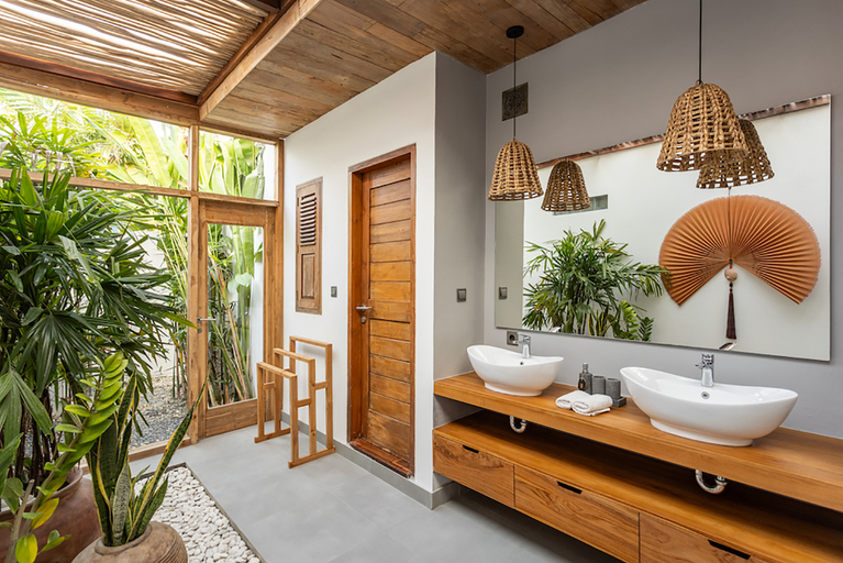 Bathroom 4, Villa Sebelah - Near the Famous Bumbak Street and Canggu, Badung
