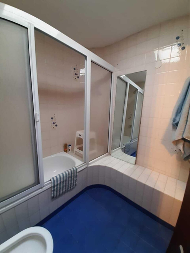 Bathroom 4, Dos Balcones, Capital