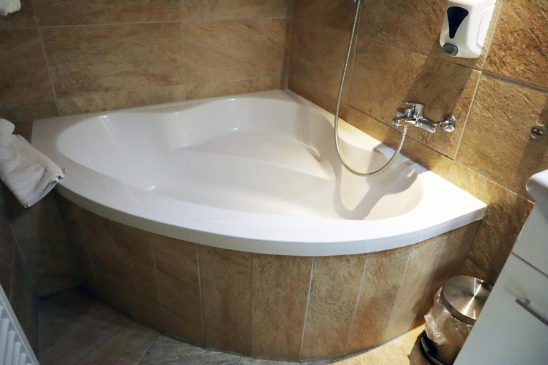 Bathroom 13