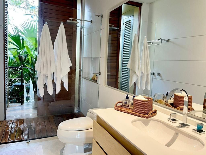 Bathroom, Yeguas 102 by Wynwood House, Anapoima