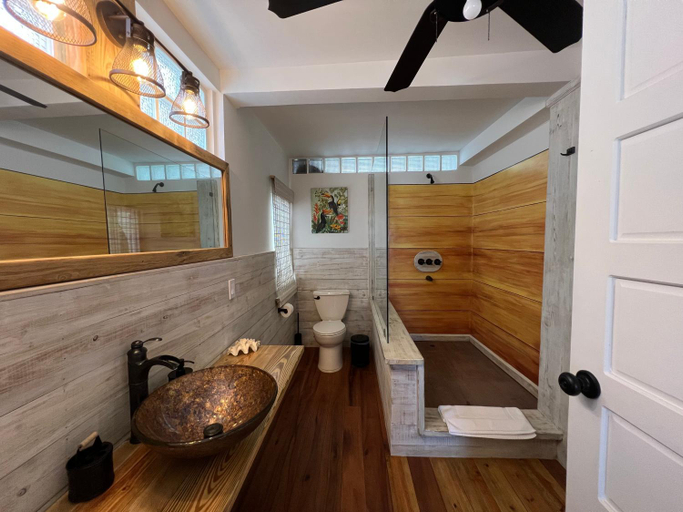Bathroom 5, Tree Tops Hotel