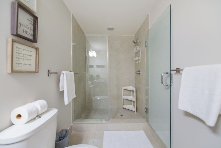 Bathroom 4, 5350 Nw Downtown - Doral Building - We Host, Miami-Dade