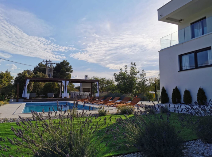 Exterior & Views 2, Modern Villa With Private Heated Pool and Lounge Area for a Relaxing Stay, Marina