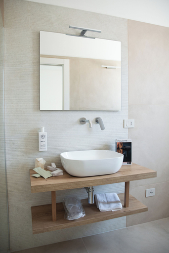 Bathroom 5, Montedarena Hotel, Taranto