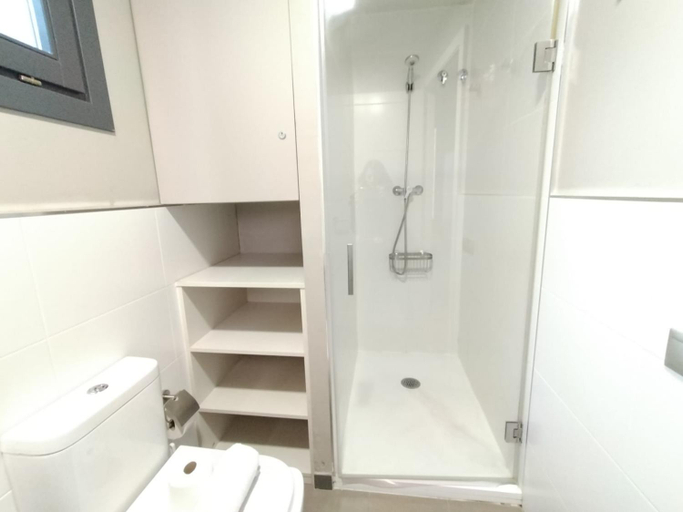 Bathroom 3, Apartamentos Montserrat by gaiarooms, Barcelona