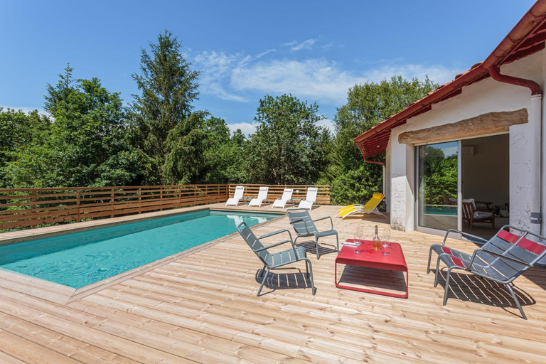 Sport & Beauty 1, LANDAGAINA Villa with heated pool and garden Guethary close to Biarritz, Pyrénées-Atlantiques