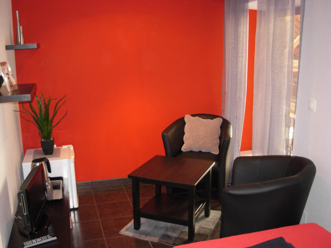 Others 5, Chambres D'Hotes "Les Chiens Verts", jardin, terrasse, parking prive, Ain