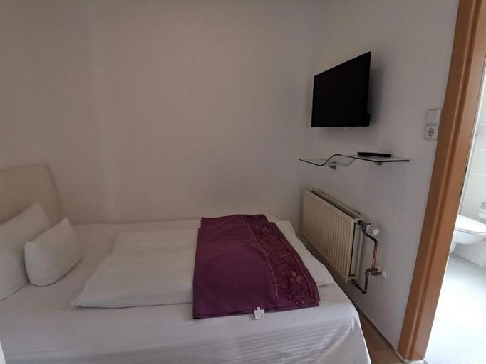 Bedroom 3, Hotel Happy, Segeberg