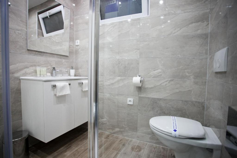 Bathroom 3, Apartments 4 You Split, Split