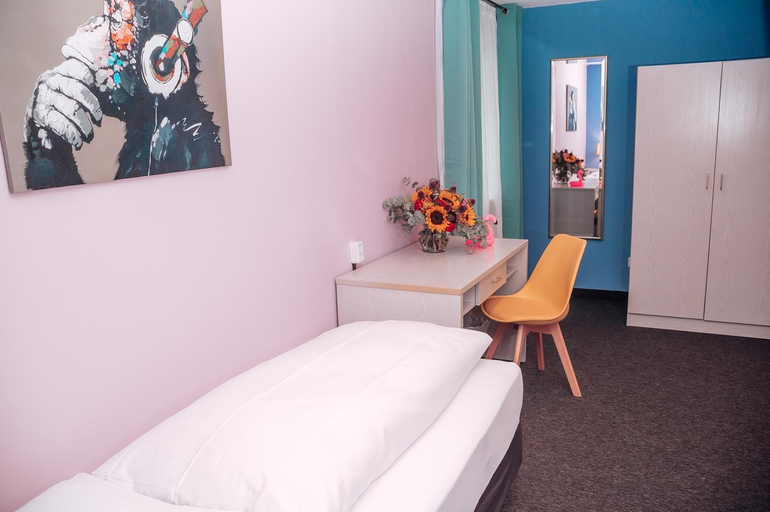Bedroom 3, SmartHotel Flamingo self-check-in, Gießen