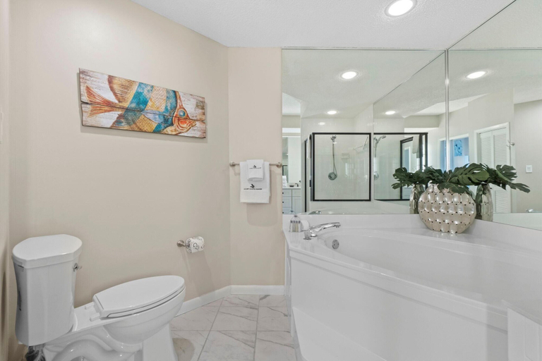 Bathroom 3, Seachase 1102w, Baldwin