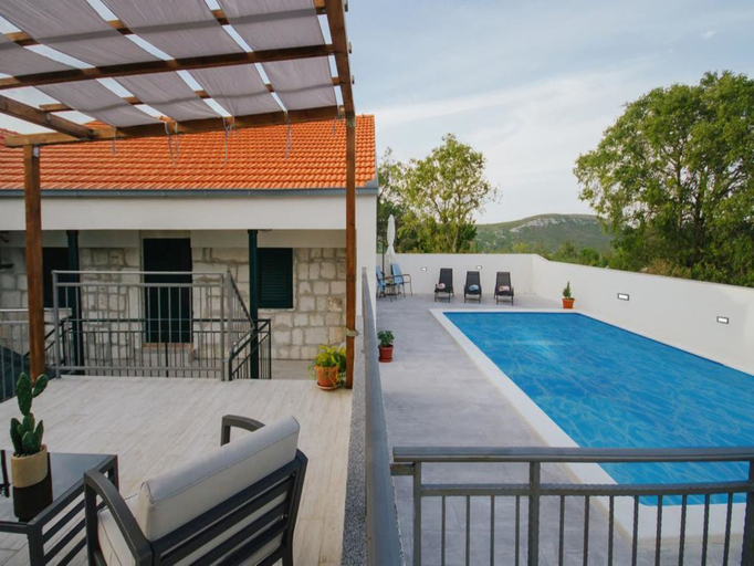 Sport & Beauty 3, Tranquil Getaway Villa Prapatnica With Pool and Garden, Seget