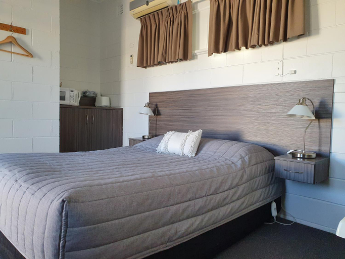 Others 5, Motel Riverbend, The Coorong