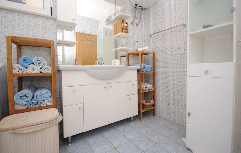 Bathroom 4, Picturesque Escape Holiday Home With Pool and Sauna, Kaštela