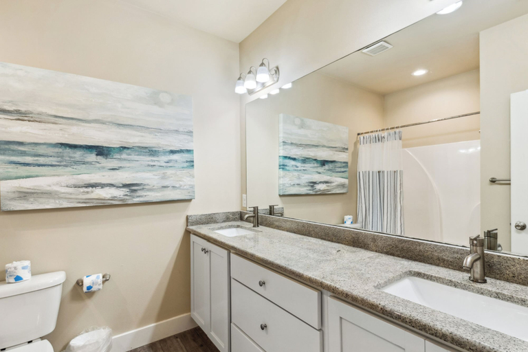 Bathroom 4, Bottlenose Beach House, Baldwin