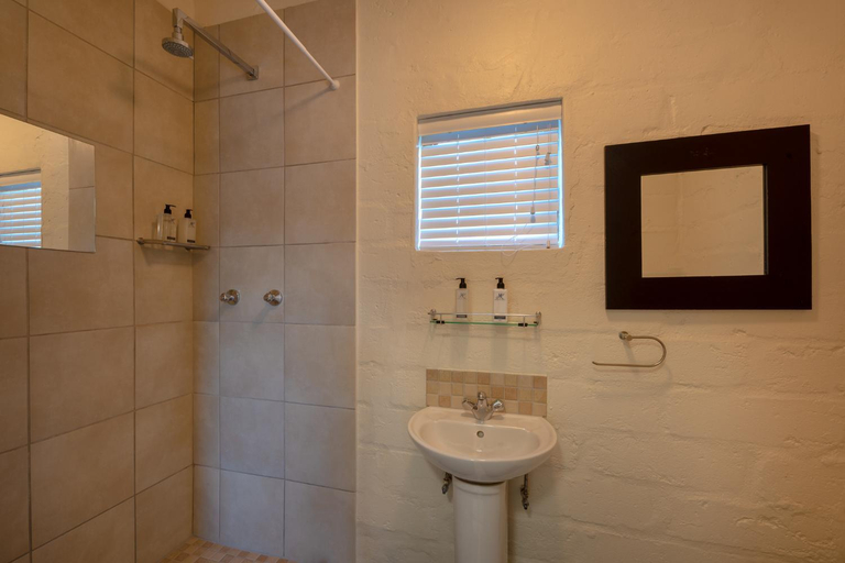 Bathroom 2, Honeyrock Cottages, Overberg