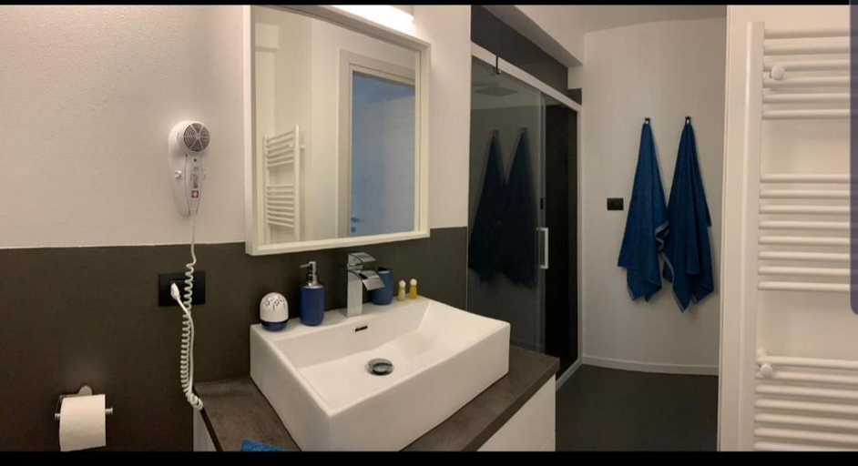 Others 5, B&B SOFIA, Milano