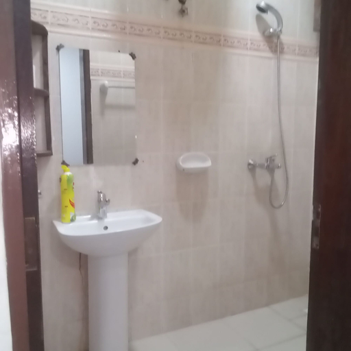 Bathroom 4, Daddy cool apartment, Mjini