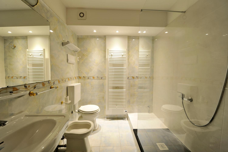 Bathroom 2, Maxxim Hotel, Ferrara