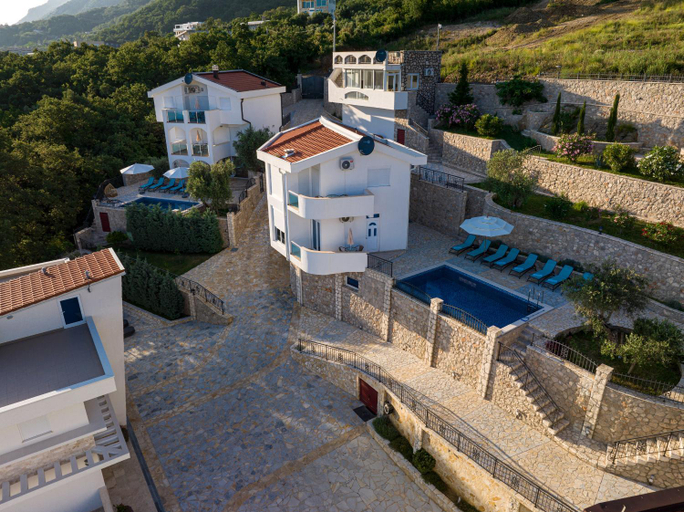 Others 2, Dolaca Villas