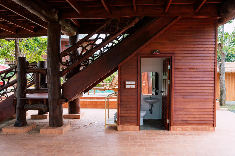 Exterior 2