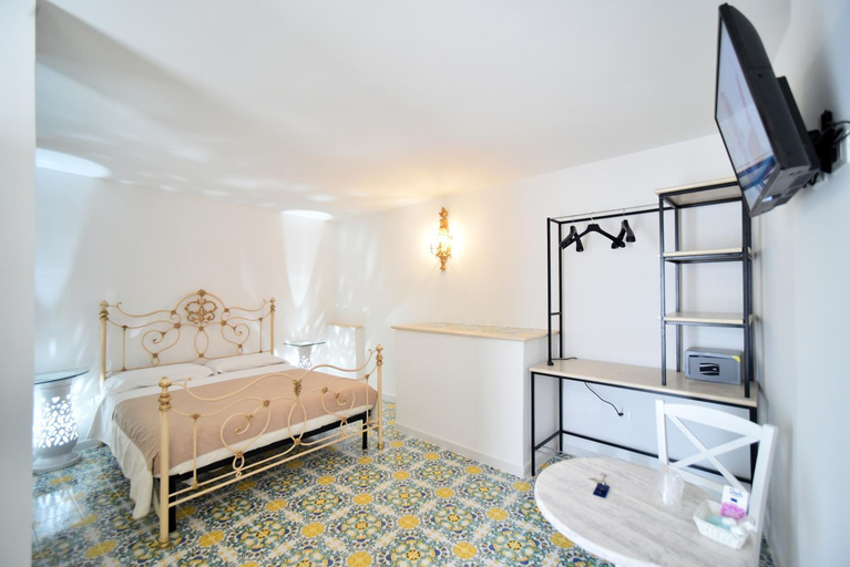Others 4, Corte Casole b&b, Lecce