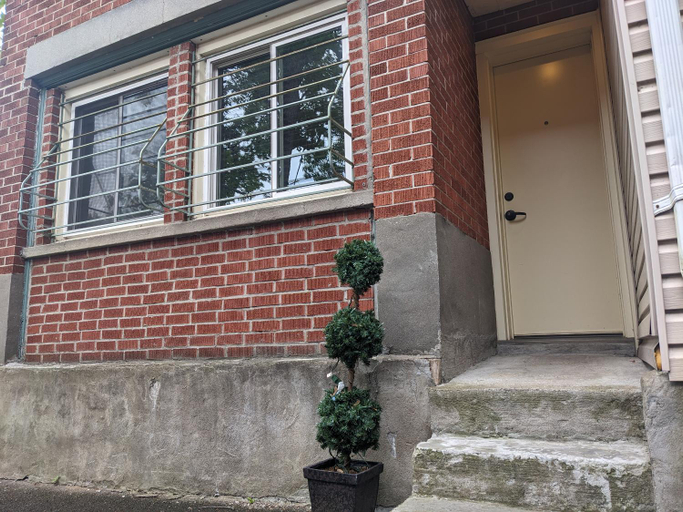 Exterior & Views