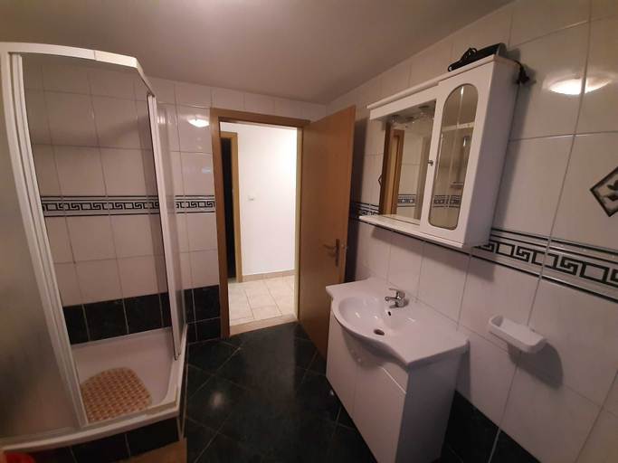 Bathroom 2, Cozy Apartments With Private Balcony Vinisce, Marina