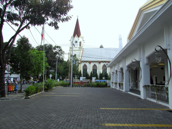 Exterior & Views 9