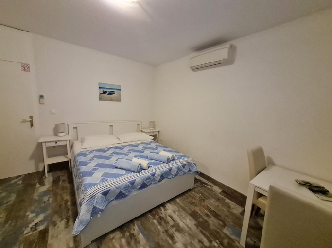 Others 2, Rooms Anđelka, Bol