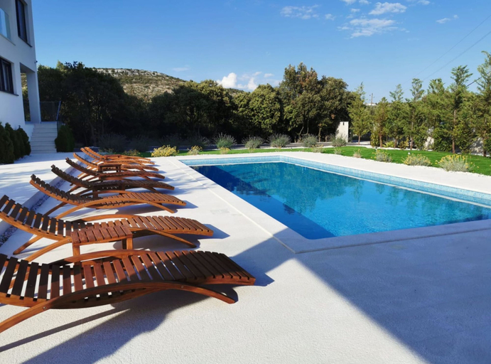 Sport & Beauty 4, Modern Villa With Private Heated Pool and Lounge Area for a Relaxing Stay, Marina