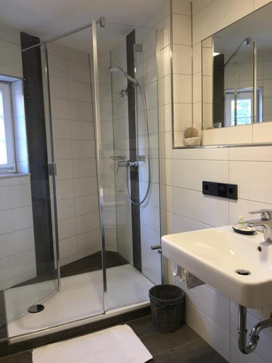 Bathroom 2, Gastehaus zur Sonne, Heilbronn