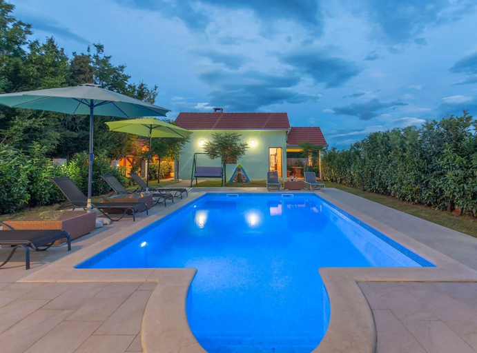 Sport & Beauty 4, Sunny Escape Holiday Home Dicmo With Pool and Gym, Dicmo