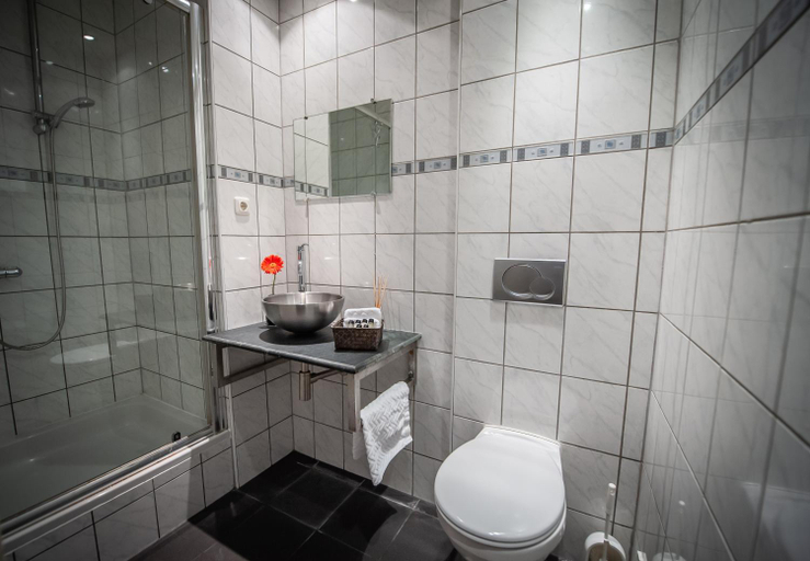 Bathroom 3, City Break Amsterdam, Amsterdam
