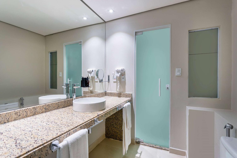 Bathroom 4, TRYP by Wyndham Manaus Aeroporto, Maués