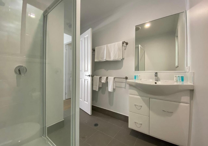 Bathroom 4, Nobby Beach Holiday Village, Gold Coast